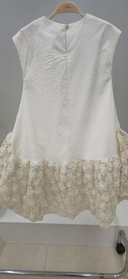 صورة فستان بيج بفينكه كبيرة على الصدر